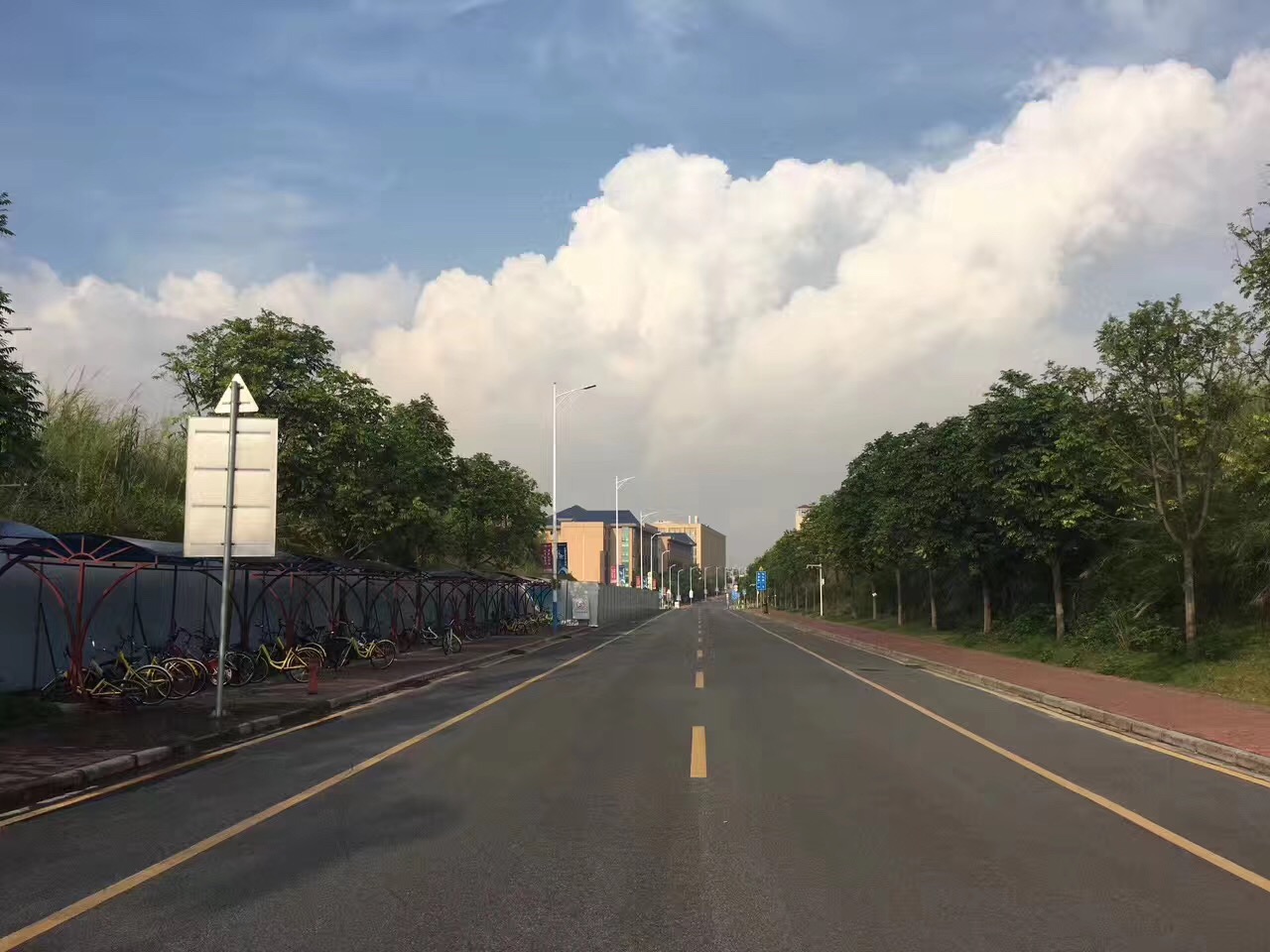 有一天早起去地铁站吃饭回来,发现云很壮观